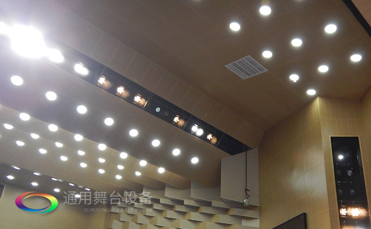 科學(xué)計劃工期、合理交叉施工，保質(zhì)保量順利完成工程的交付！通用舞臺阻燃幕布承接羊城廣州培英中學(xué)報告廳項目！