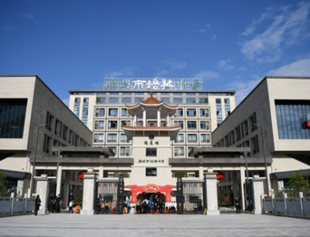 通用舞臺吊桿承接廣州市培英中學(xué)，大屏幕顯示系統(tǒng)、音頻擴(kuò)聲系統(tǒng)、燈光系統(tǒng)、舞臺吊桿及機械等多系統(tǒng)相互協(xié)作