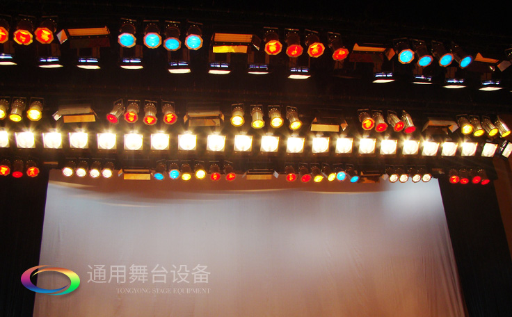 燈光吊桿機組成(桿體結(jié)構(gòu)、卷揚系統(tǒng)和控制系統(tǒng)等)及相關(guān)參數(shù)