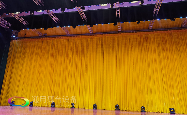 牽引大幕啟閉運動的機械設(shè)備。大幕機（proscenium curtain machinery）
